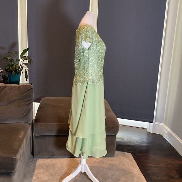 Women’s Green Chiffon & Lace Mid Length Dress with a Zip Up Back Size L NWOT - Picture 6 of 11